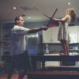 En los ojos, sale a su padre